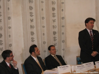 sajtótájékoztató